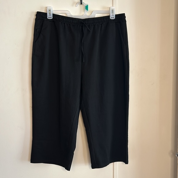 #104 Design in Italy Capris w Draw String Waistband - Picture 2 of 7